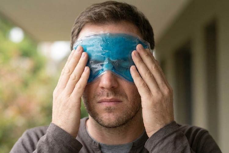 کمپرس سرد برای کاهش تورم چشم بعد از ضربه